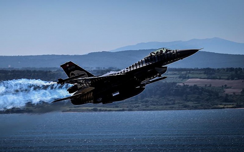 SOLOTÜRK, Gelibolu'nun kurtuluş yıl dönümünde gösteri uçuşu yaptı SOLOTÜRK, Gelibolu'nun kurtuluş yıl dönümünde gösteri uçuşu yaptı