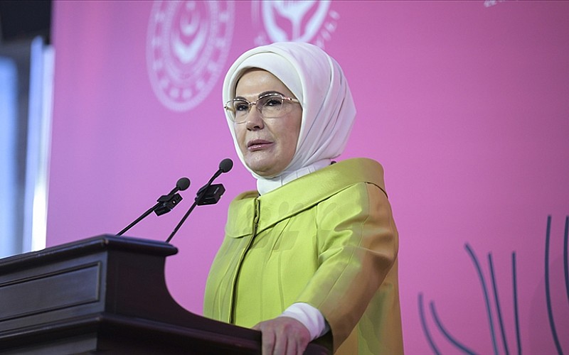 Emine Erdoğan, "Ulusun Annesi" sergisinin anı defterini imzaladı Emine Erdoğan, "Ulusun Annesi" sergisinin anı defterini imzaladı