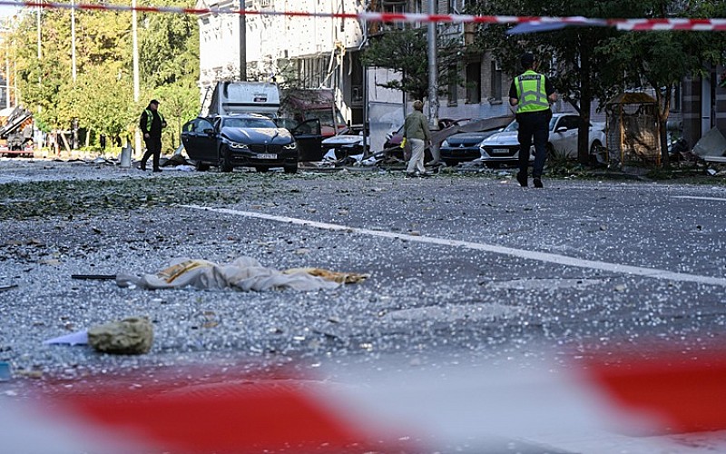 Rus ordusunun Kiev'e düzenlediği füze saldırısında 1 kişi öldü, 10 kişi yaralandı Rus ordusunun Kiev'e düzenlediği füze saldırısında 1 kişi öldü, 10 kişi yaralandı