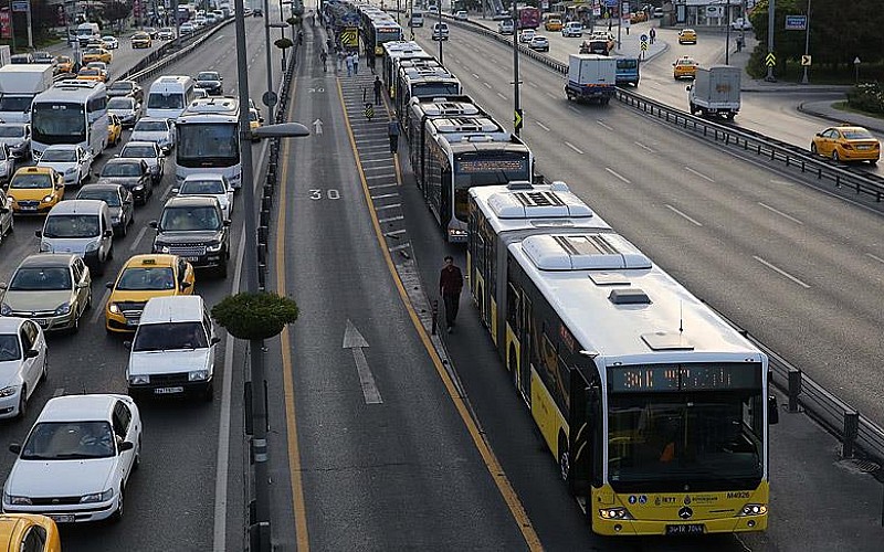 İstanbul'da yağış sonrası metrobüsün tavanından su aktı İstanbul'da yağış sonrası metrobüsün tavanından su aktı