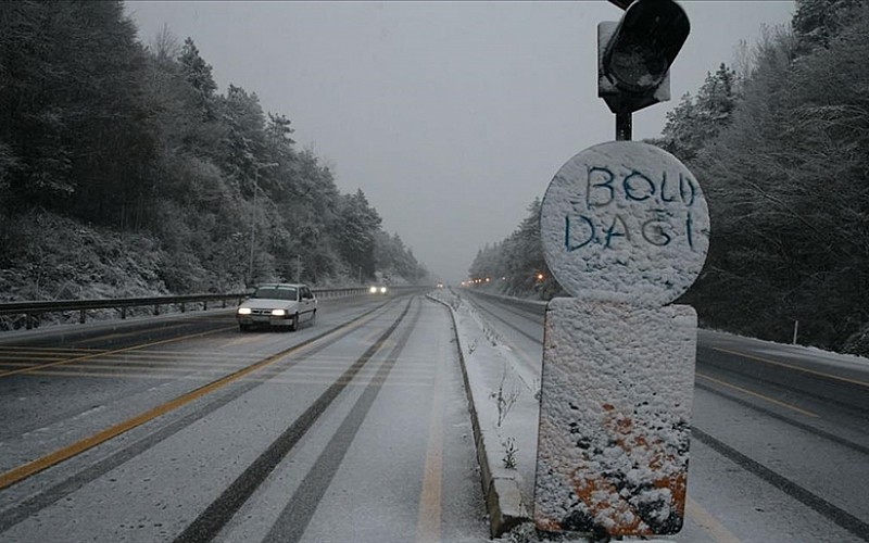 Bolu Dağı'nda sis ve sağanak etkili oldu Bolu Dağı'nda sis ve sağanak etkili oldu