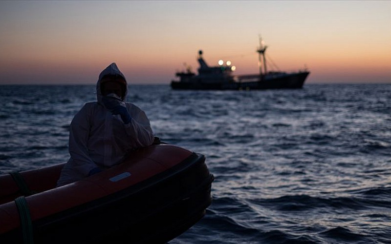 Akdeniz'de düzensiz göçmenleri taşıyan botun alabora olması sonucu 6 kişi öldü, 40 kişi kayboldu Akdeniz'de düzensiz göçmenleri taşıyan botun alabora olması sonucu 6 kişi öldü, 40 kişi kayboldu