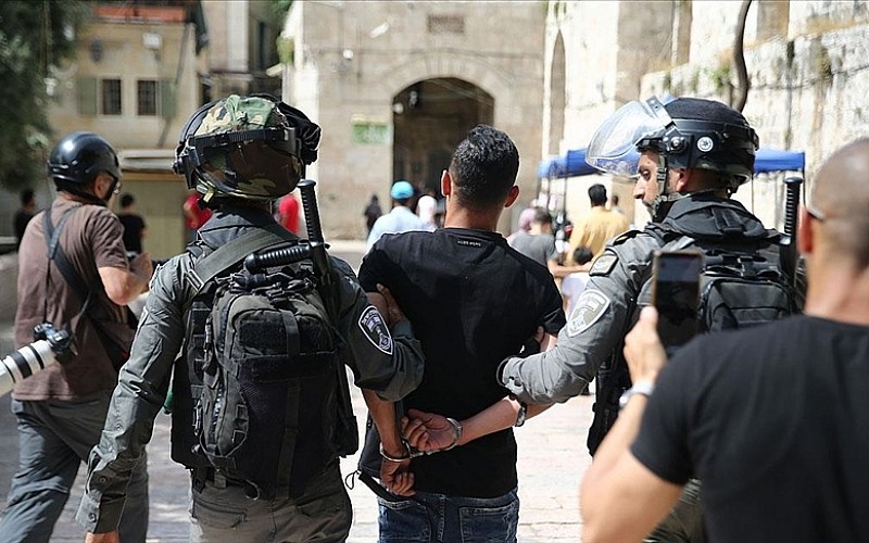 İsrail, Batı Şeria'da gece düzenlediği baskınlarda 3 Filistinliyi gözaltına aldı İsrail, Batı Şeria'da gece düzenlediği baskınlarda 3 Filistinliyi gözaltına aldı