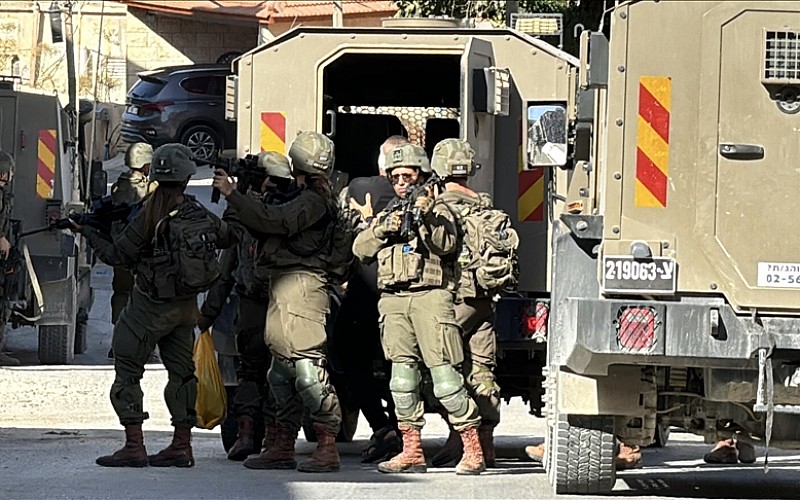 İsrail askerleri işgal altındaki Batı Şeria'da 3 Filistinliyi gözaltına aldı İsrail askerleri işgal altındaki Batı Şeria'da 3 Filistinliyi gözaltına aldı