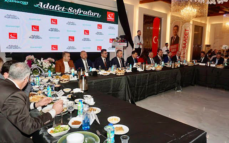 Farklı partiler aynı iftar sofrasında bir araya geldi Farklı partiler aynı iftar sofrasında bir araya geldi