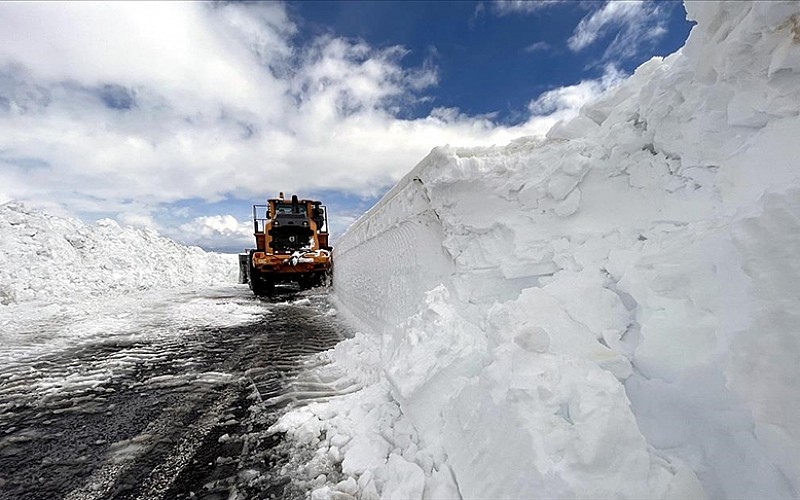 Kars'ta kar ve tipi nedeniyle ulaşıma kapanan köy yolları açıldı Kars'ta kar ve tipi nedeniyle ulaşıma kapanan köy yolları açıldı