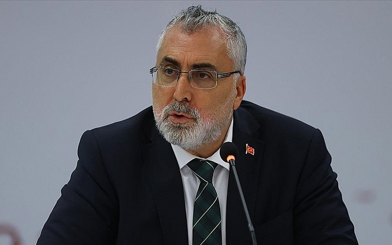 Bakan Işıkhan, şehit ailesini ziyaretinde Cumhurbaşkanı Erdoğan'ın 'Terörsüz Türkiye' mektubunu okudu Bakan Işıkhan, şehit ailesini ziyaretinde Cumhurbaşkanı Erdoğan'ın 'Terörsüz Türkiye' mektubunu okudu