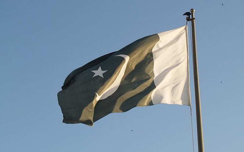 Pakistan'da bomba yüklü araçla düzenlenen intihar saldırısında 8'i polis 9 kişi öldü Pakistan'da bomba yüklü araçla düzenlenen intihar saldırısında 8'i polis 9 kişi öldü