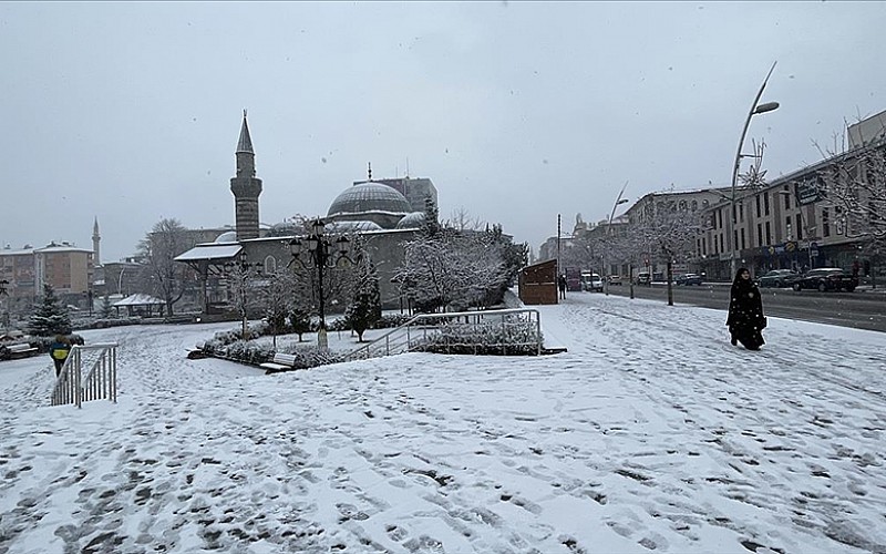 Kar yağışıyla beyaza bürünen Erzurum havadan görüntülendi Kar yağışıyla beyaza bürünen Erzurum havadan görüntülendi