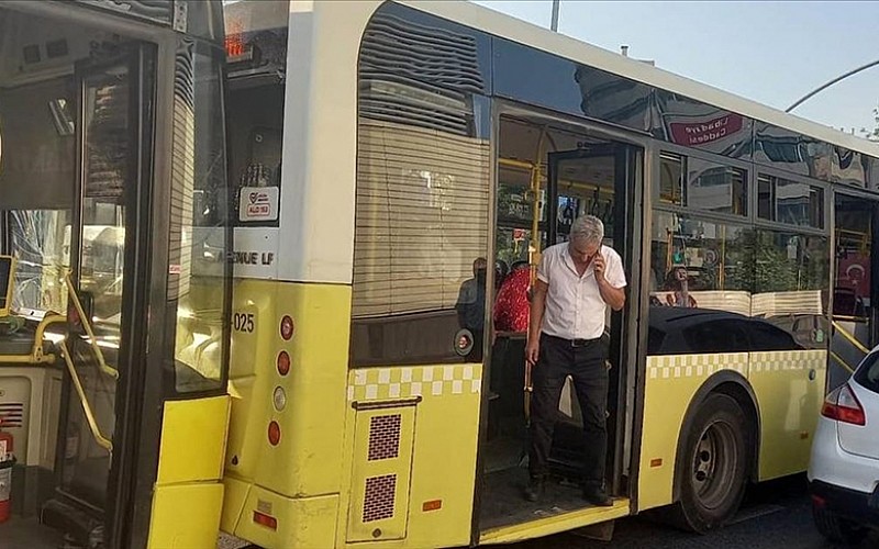 Üsküdar'da İETT otobüsü, başka bir İETT otobüsüne çarptı Üsküdar'da İETT otobüsü, başka bir İETT otobüsüne çarptı