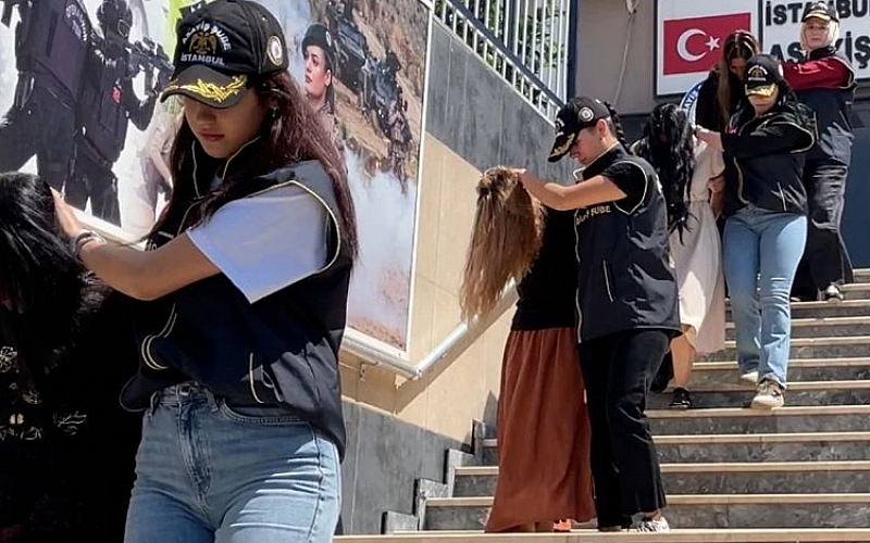 İstanbul'da 8 evden hırsızlık yapan 4 şüpheli tutuklandı İstanbul'da 8 evden hırsızlık yapan 4 şüpheli tutuklandı