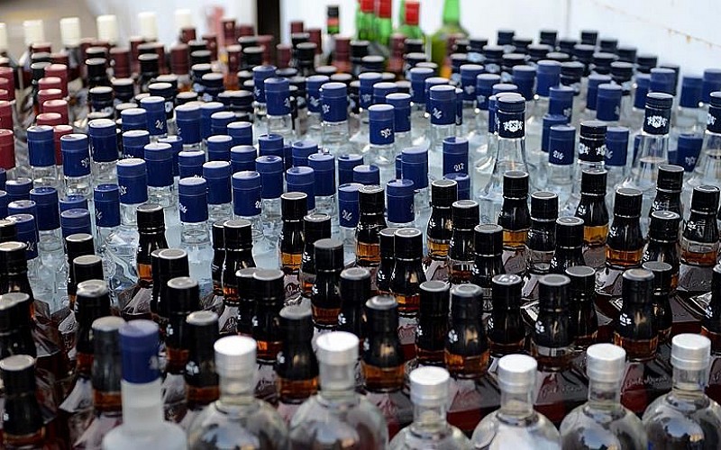 Mersin'de 3 ton sahte içki ele geçirildi Mersin'de 3 ton sahte içki ele geçirildi