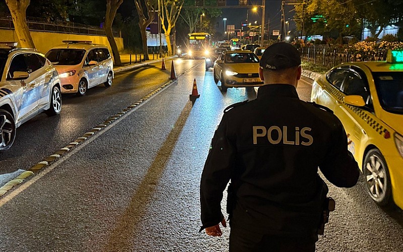 Polislerin "Huzur İstanbul" uygulamasında 906 kişi yakalandı Polislerin "Huzur İstanbul" uygulamasında 906 kişi yakalandı