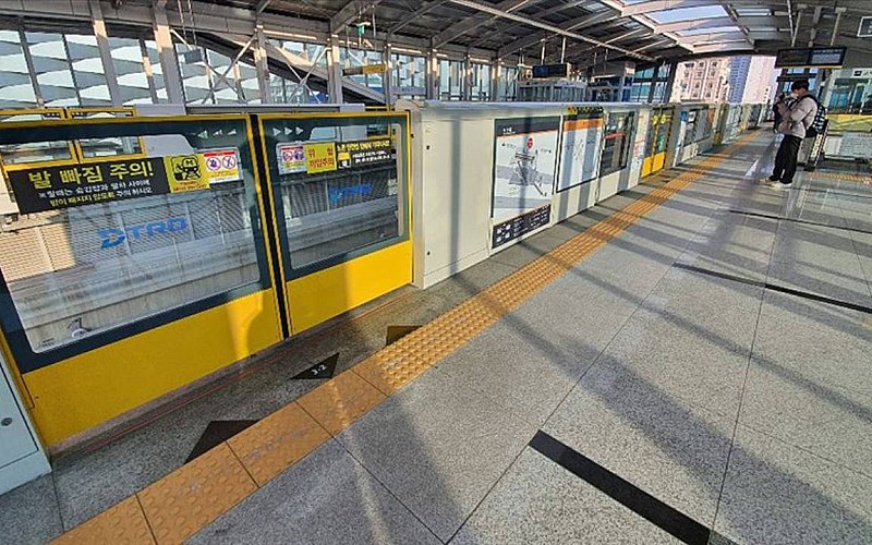 Seul metrosunda kundaklama sonucu çıkan yangın söndürüldü Seul metrosunda kundaklama sonucu çıkan yangın söndürüldü