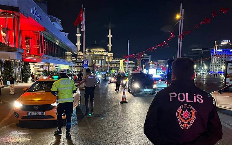 İstanbul'da 'Huzur İstanbul' uygulamasında 1147 kişi gözaltına alındı İstanbul'da 'Huzur İstanbul' uygulamasında 1147 kişi gözaltına alındı