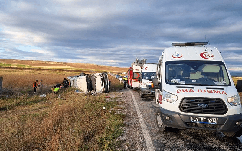 Çorum'da minibüsle tanker çarpıştı: Ölü ve yaralı var Çorum'da minibüsle tanker çarpıştı: Ölü ve yaralı var