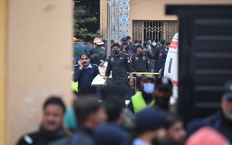 Pakistan'da cuma namazı sırasında camide meydana gelen patlamada ölü sayısı 36'ya çıktı Pakistan'da cuma namazı sırasında camide meydana gelen patlamada ölü sayısı 36'ya çıktı