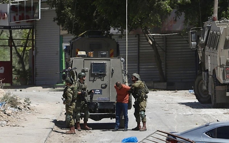 İsrail ordusu, Nablus ve Cenin'e baskın düzenleyerek 5 kişiyi gözaltına aldı İsrail ordusu, Nablus ve Cenin'e baskın düzenleyerek 5 kişiyi gözaltına aldı