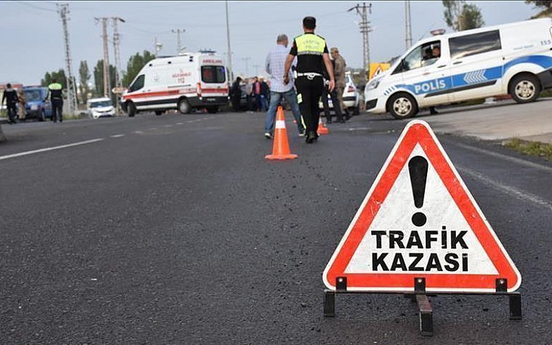 Esenler'de zincirleme trafik kazasında 1 kişi öldü, 9 kişi yaralandı Esenler'de zincirleme trafik kazasında 1 kişi öldü, 9 kişi yaralandı