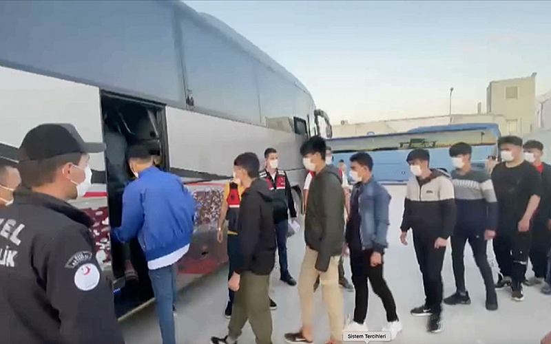 Ege Denizi'nde 36 düzensiz göçmen yakalandı Ege Denizi'nde 36 düzensiz göçmen yakalandı