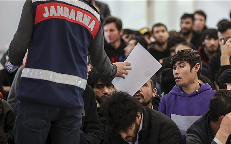 Çanakkale'de düzensiz göçmenleri taşıyan botun batması sonucu 9 kişi öldü Çanakkale'de düzensiz göçmenleri taşıyan botun batması sonucu 9 kişi öldü