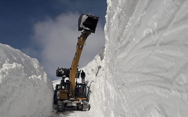 Hakkari'de yüksek kesimlere kar yağdı Hakkari'de yüksek kesimlere kar yağdı