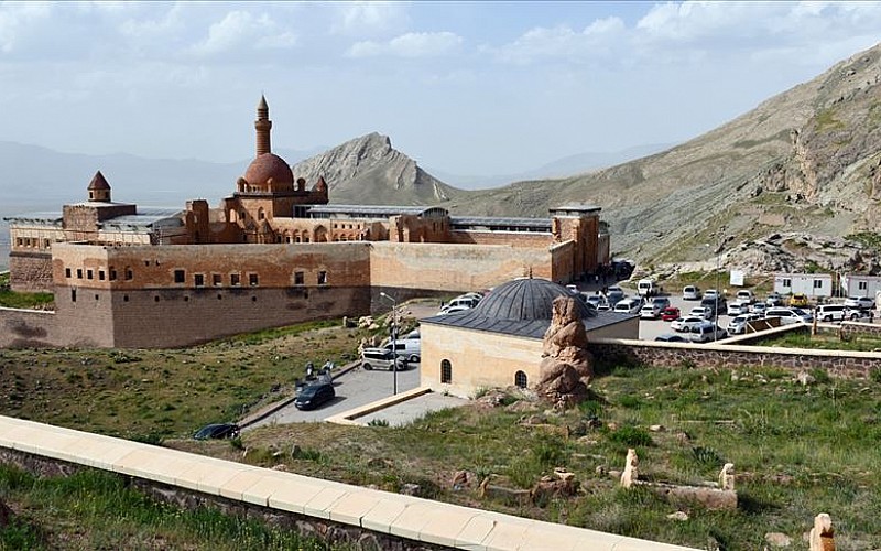 Ağrı'daki İshak Paşa Sarayı'nda ara tatil yoğunluğu yaşanıyor Ağrı'daki İshak Paşa Sarayı'nda ara tatil yoğunluğu yaşanıyor