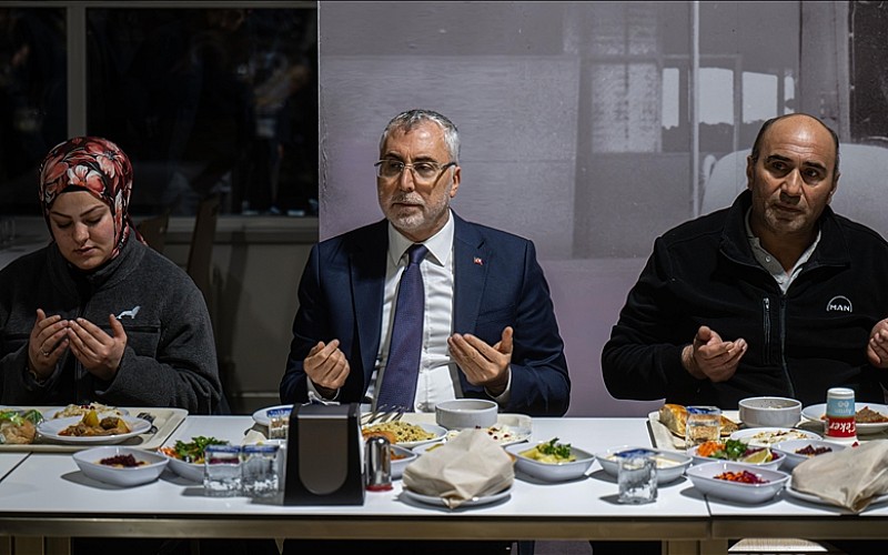 Bakan Işıkhan, Elazığ'da gençlerle sahurda bir araya geldi Bakan Işıkhan, Elazığ'da gençlerle sahurda bir araya geldi