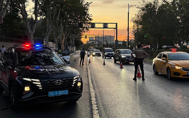 "Huzur İstanbul" uygulamasında 862 kişi gözaltına alındı "Huzur İstanbul" uygulamasında 862 kişi gözaltına alındı