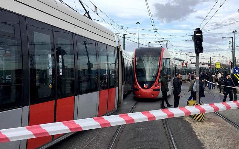 İstanbul'da tramvayın çarptığı yaya yaralandı İstanbul'da tramvayın çarptığı yaya yaralandı