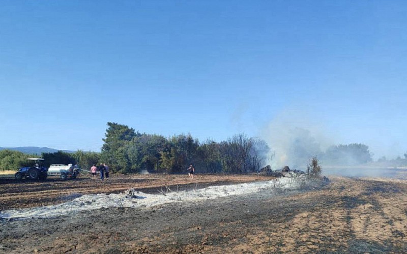 Çanakkale'de tarım arazisinde çıkan yangın söndürüldü Çanakkale'de tarım arazisinde çıkan yangın söndürüldü