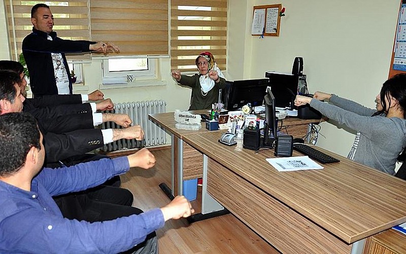 Masa başı çalışanlara omurga sağlığı için düzenli egzersiz önerisi Masa başı çalışanlara omurga sağlığı için düzenli egzersiz önerisi