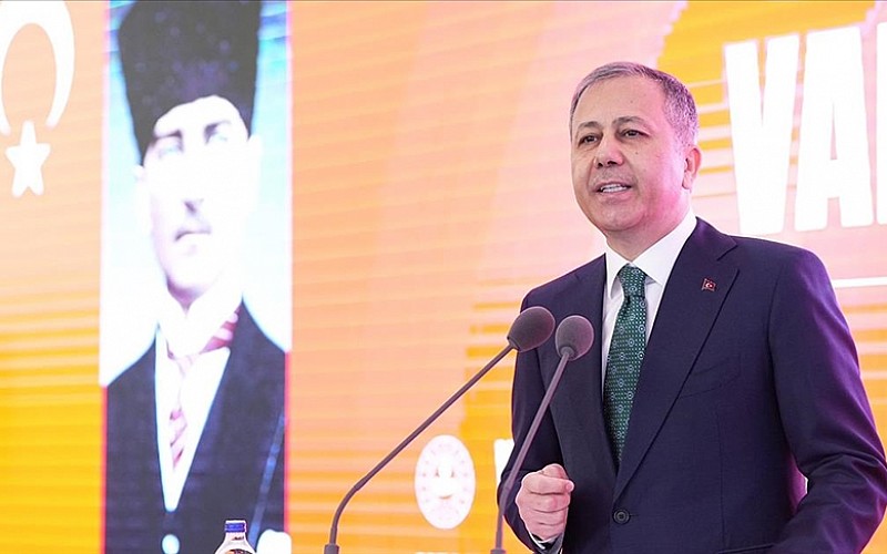 Bakan Yerlikaya: 10 suçlu daha Türkiye'ye getirildi Bakan Yerlikaya: 10 suçlu daha Türkiye'ye getirildi