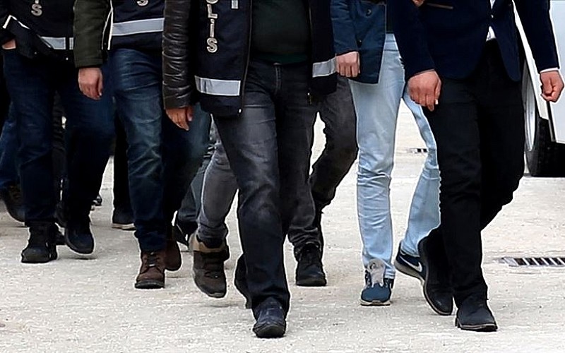 Bursa'da FETÖ operasyonunda 8 kişi yakalandı Bursa'da FETÖ operasyonunda 8 kişi yakalandı