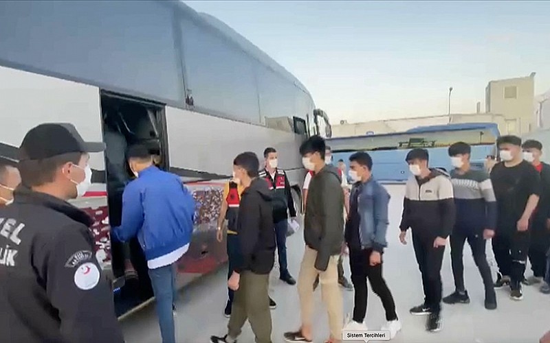 İzmir'de 35 düzensiz göçmen kurtarıldı, 14 düzensiz göçmen yakalandı İzmir'de 35 düzensiz göçmen kurtarıldı, 14 düzensiz göçmen yakalandı