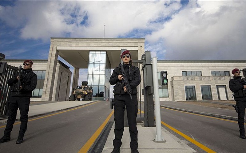 MİT'ten insan kaçakçılarına operasyon: 13 kişi tutuklandı MİT'ten insan kaçakçılarına operasyon: 13 kişi tutuklandı