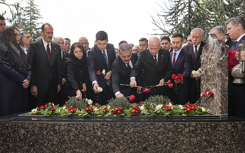 MHP Genel Başkanı Bahçeli, Alparslan Türkeş'in kabrini ziyaret etti MHP Genel Başkanı Bahçeli, Alparslan Türkeş'in kabrini ziyaret etti