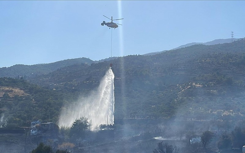 Aydın'da çıkan orman yangınına ekiplerce müdahale ediliyor Aydın'da çıkan orman yangınına ekiplerce müdahale ediliyor
