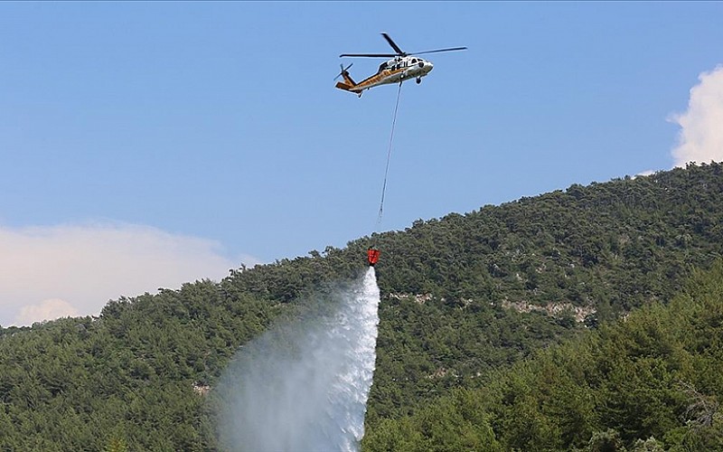 Diyarbakır'da çıkan örtü yangınına müdahale ediliyor Diyarbakır'da çıkan örtü yangınına müdahale ediliyor