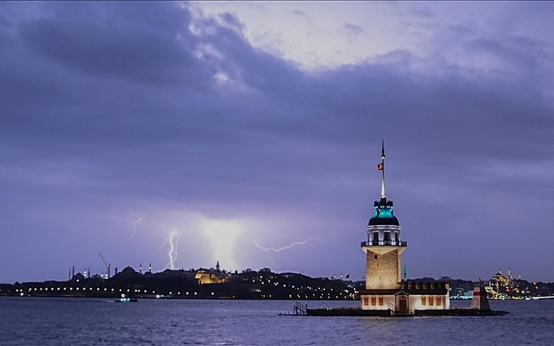 Fatih'te kuvvetli sağanak nedeniyle yol çöktü Fatih'te kuvvetli sağanak nedeniyle yol çöktü