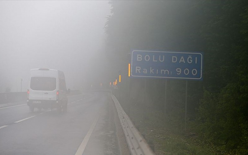 Bolu Dağı'nda sis ve sağanak etkili oluyor Bolu Dağı'nda sis ve sağanak etkili oluyor